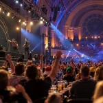 KI-Illustration einer Darts-Weltmeisterschaft: Spieler vor Dartscheibe und jubelnde Zuschauer in einer großen historischen Halle
